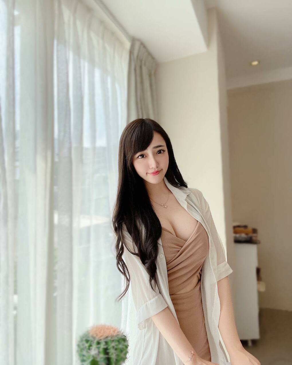 甜美白衣天使「Elle」超胸性感，追蹤美女還能科普醫學小常識！氣質滿滿的仙女人美心更美，公益不落人後