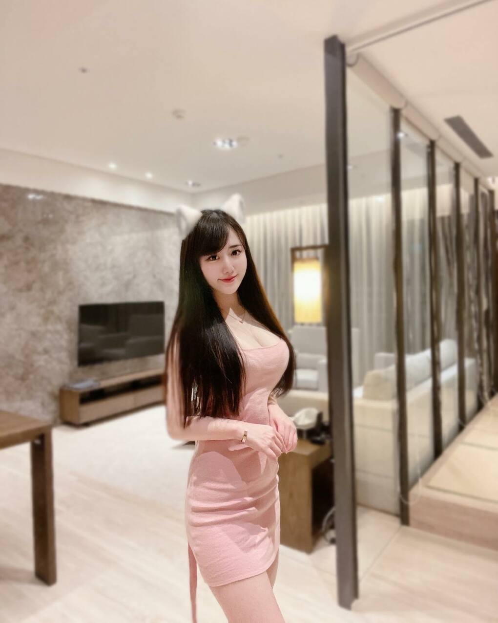 甜美白衣天使「Elle」超胸性感，追蹤美女還能科普醫學小常識！氣質滿滿的仙女人美心更美，公益不落人後