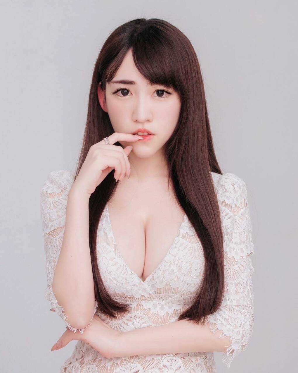 甜美白衣天使「Elle」超胸性感，追蹤美女還能科普醫學小常識！氣質滿滿的仙女人美心更美，公益不落人後