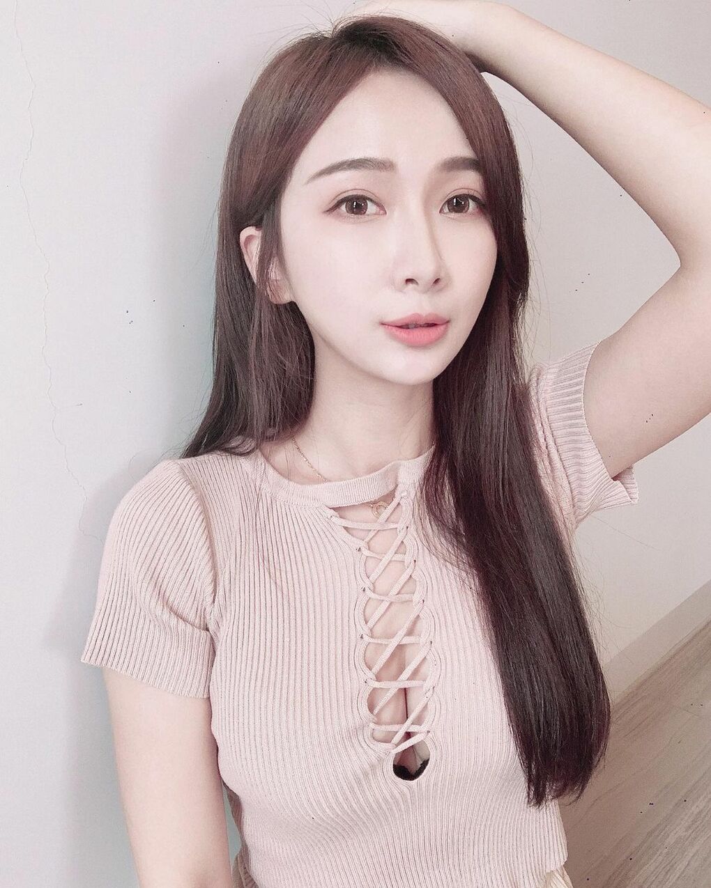 清新公主「李小倢」用鎖骨立蛋要多深才能這麼做！長髮飄逸果然是美女專屬