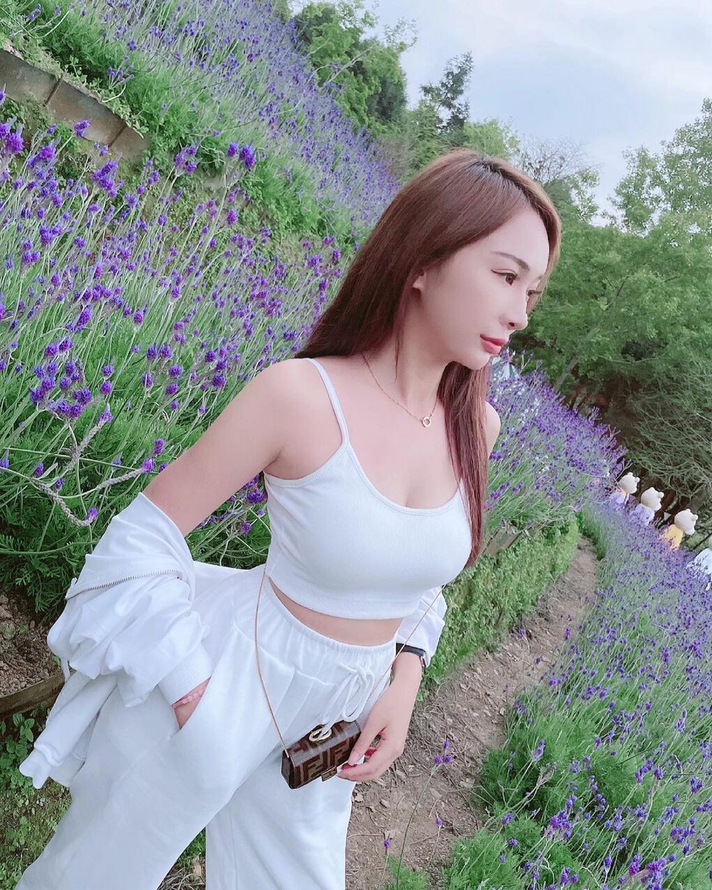 清新公主「李小倢」用鎖骨立蛋要多深才能這麼做！長髮飄逸果然是美女專屬
