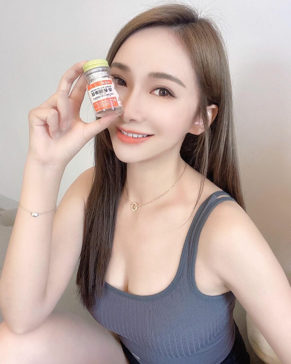 清新公主「李小倢」用鎖骨立蛋要多深才能這麼做！長髮飄逸果然是美女專屬