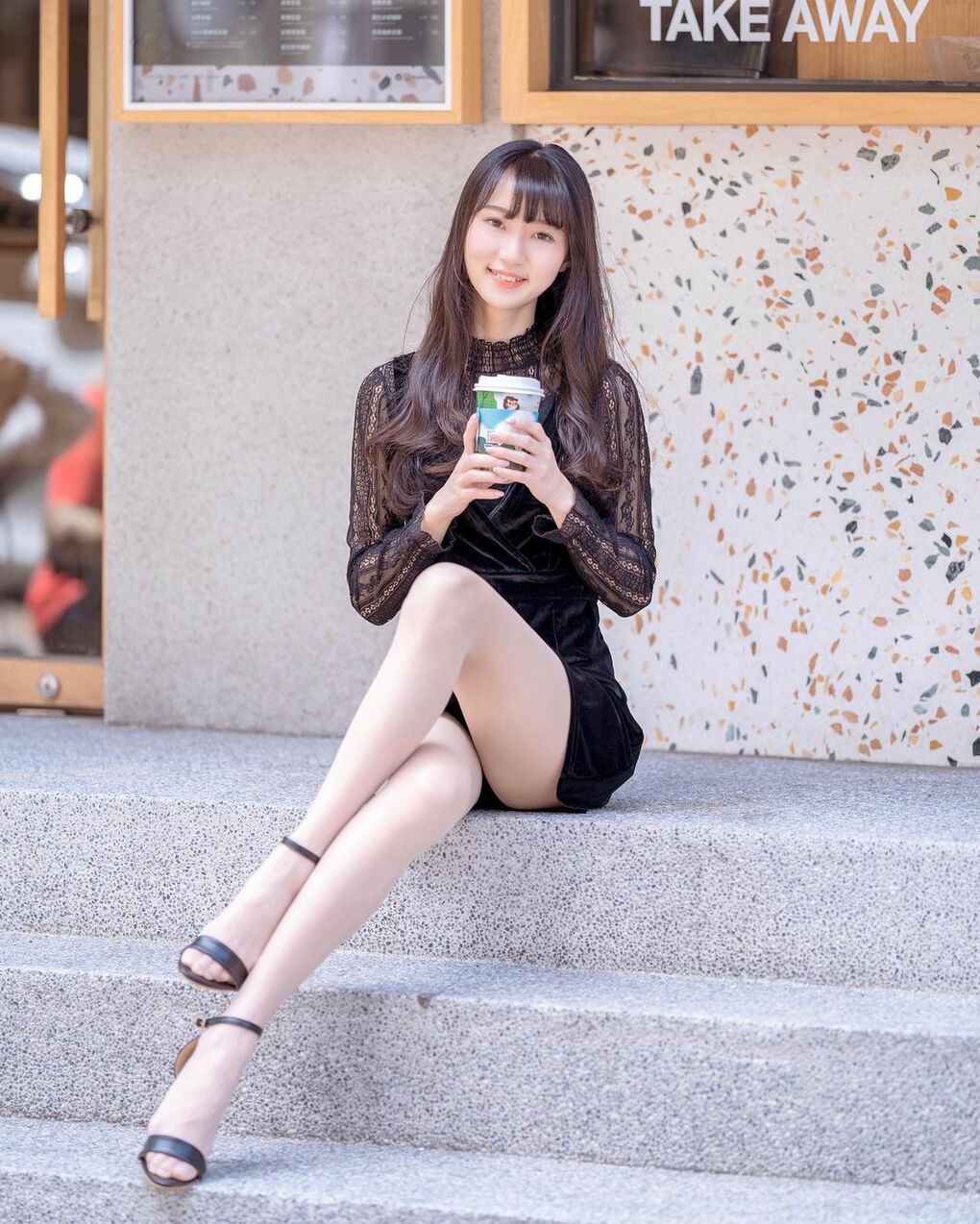 美腿護理師底加！「柔柔JOJO」平日、假日模式任意切換，美腿外拍女神甜到無法無天啦