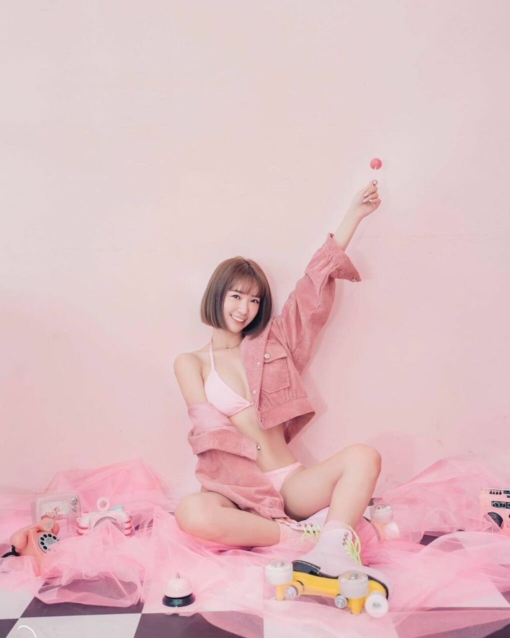 短髮甜心女友力大爆發「雅涵 Kimi」可甜可壞的完美天菜，超狂尺度寫真熱烈預購中！