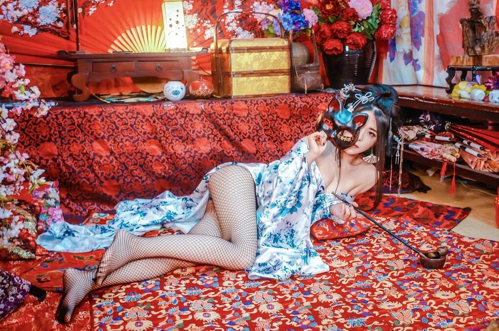 喜愛咖啡、想要微醺？跟著「祈悠」準沒錯！天菜廚娘，超纖細螞蟻腰讓人直呼太性感啦～