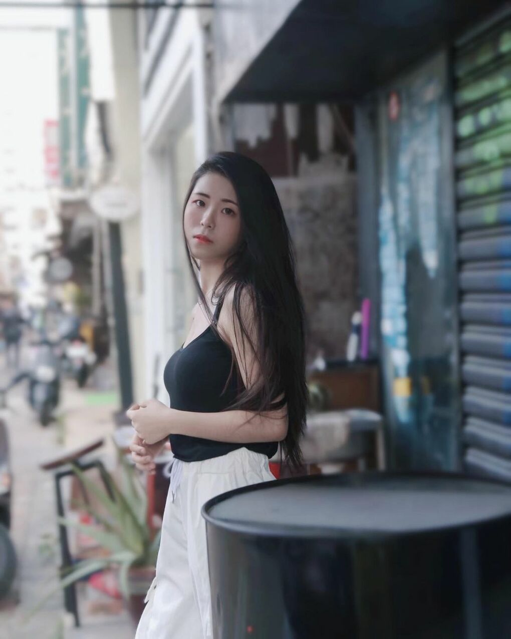 喜愛咖啡、想要微醺？跟著「祈悠」準沒錯！天菜廚娘，超纖細螞蟻腰讓人直呼太性感啦～