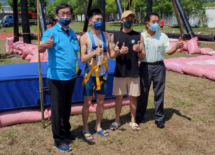 礁溪慶中秋鞦韆試盪　鄉長+議員跟著高手試膽量