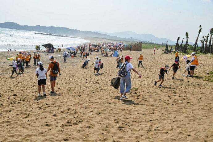 國際獅子會300A3區響應環保社會服務帶領500位獅友淨灘金山中角灣