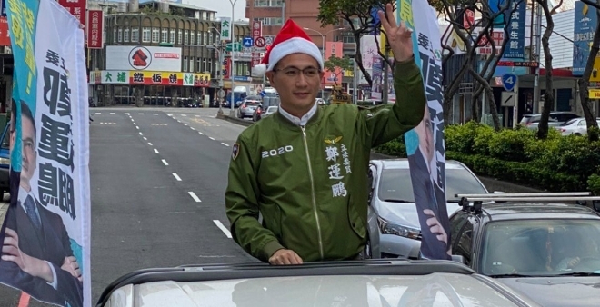 張善政工作人員在台鐵站內宣傳 鄭運鵬籲好好管理團隊