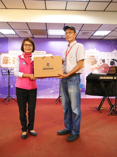 漾新聞|資深議員回娘家 曾麗燕頒發獎項呼籲永遠都是「議」家人