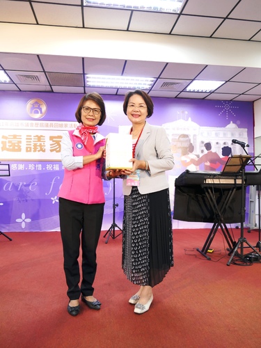 漾新聞|資深議員回娘家 曾麗燕頒發獎項呼籲永遠都是「議」家人