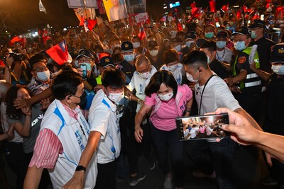漾新聞|柯志恩首場造勢爆場大成功 卻遭酸很少人 柯辦：晚會人潮有目共睹勿再唱衰