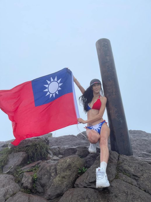 國慶冒風雨登七星峰！56歲美魔女「國旗比基尼」濕身慶雙十