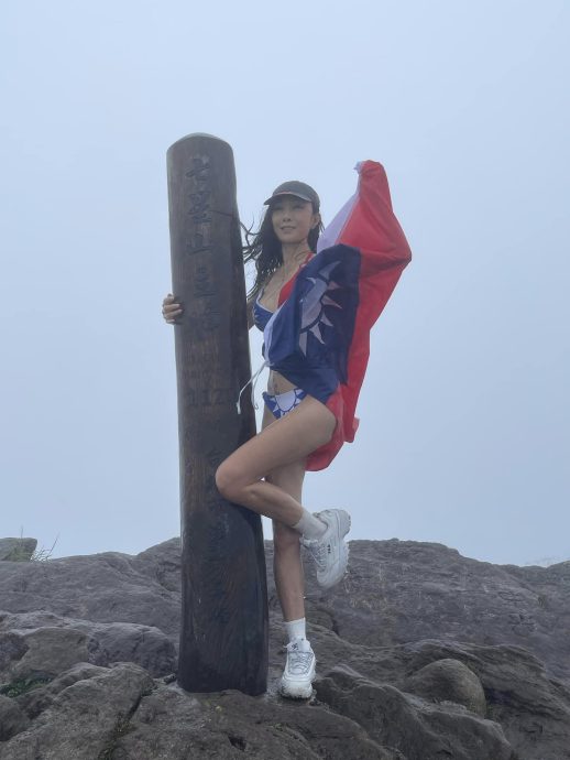 國慶冒風雨登七星峰！56歲美魔女「國旗比基尼」濕身慶雙十
