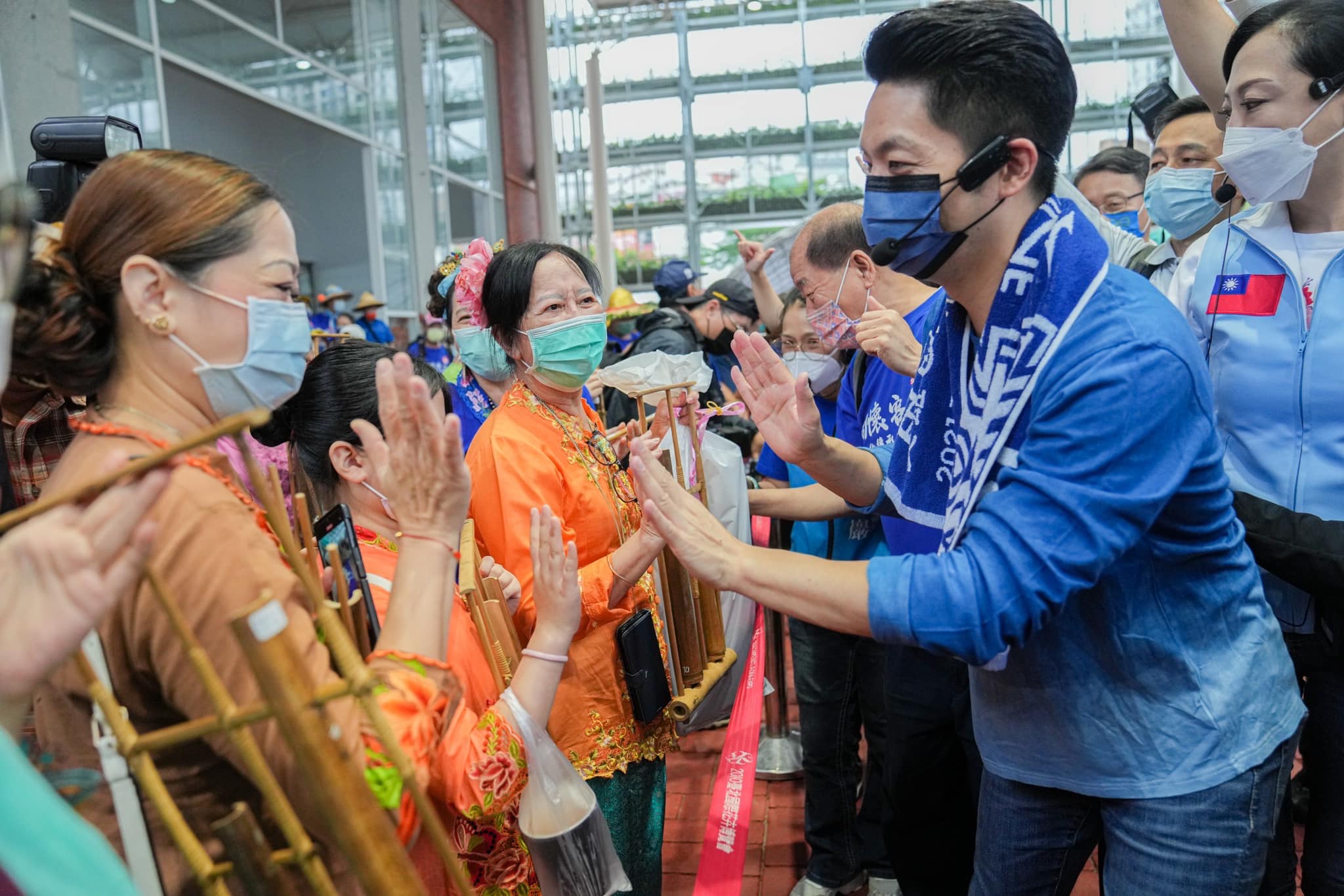 蔣萬安出席救國團大遊行 揪眾人歡唱「萍聚」