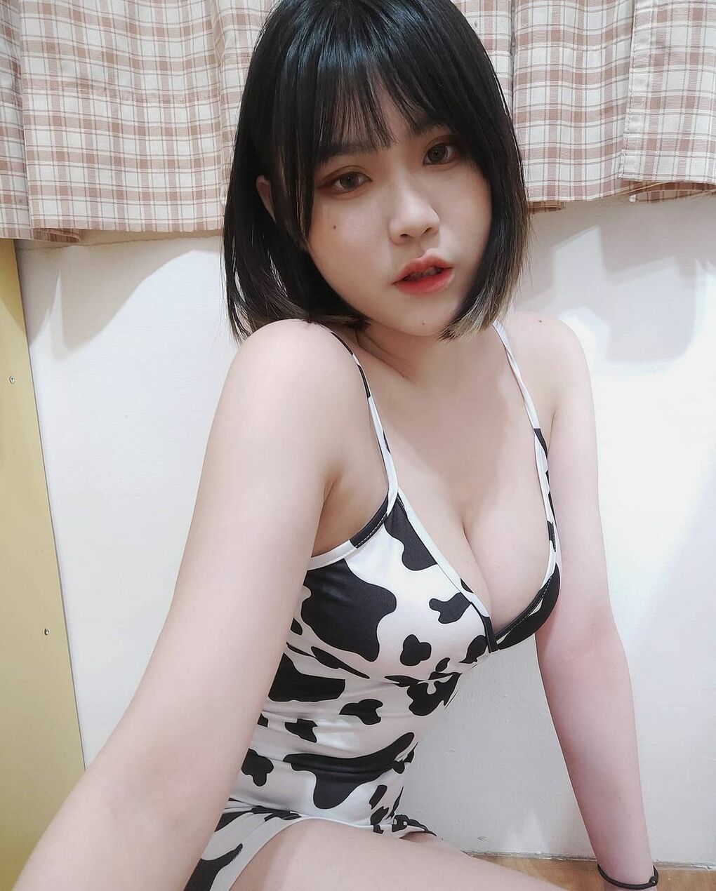 短髮正妹「波奇」糖果般的清純臉蛋 修長美腿尬猛一波的身材 最標準的S曲線