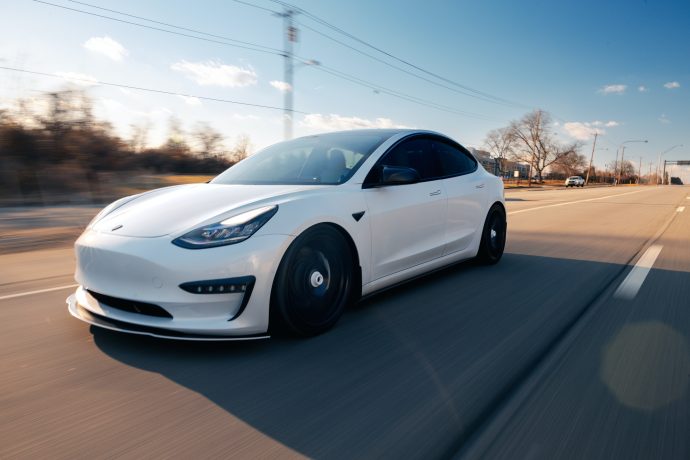 碳中和加速交通電動化轉型，電動車電池戰持續，補貼減少後成本問題重回前線