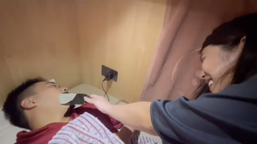 余祥銓錄《玩很大》打呼太大聲！琳妲膠帶封他嘴遭批：玩笑開過頭