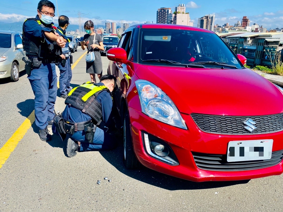 二寶媽上路突爆胎！保大暖警助脫困　授爆胎自保5措施