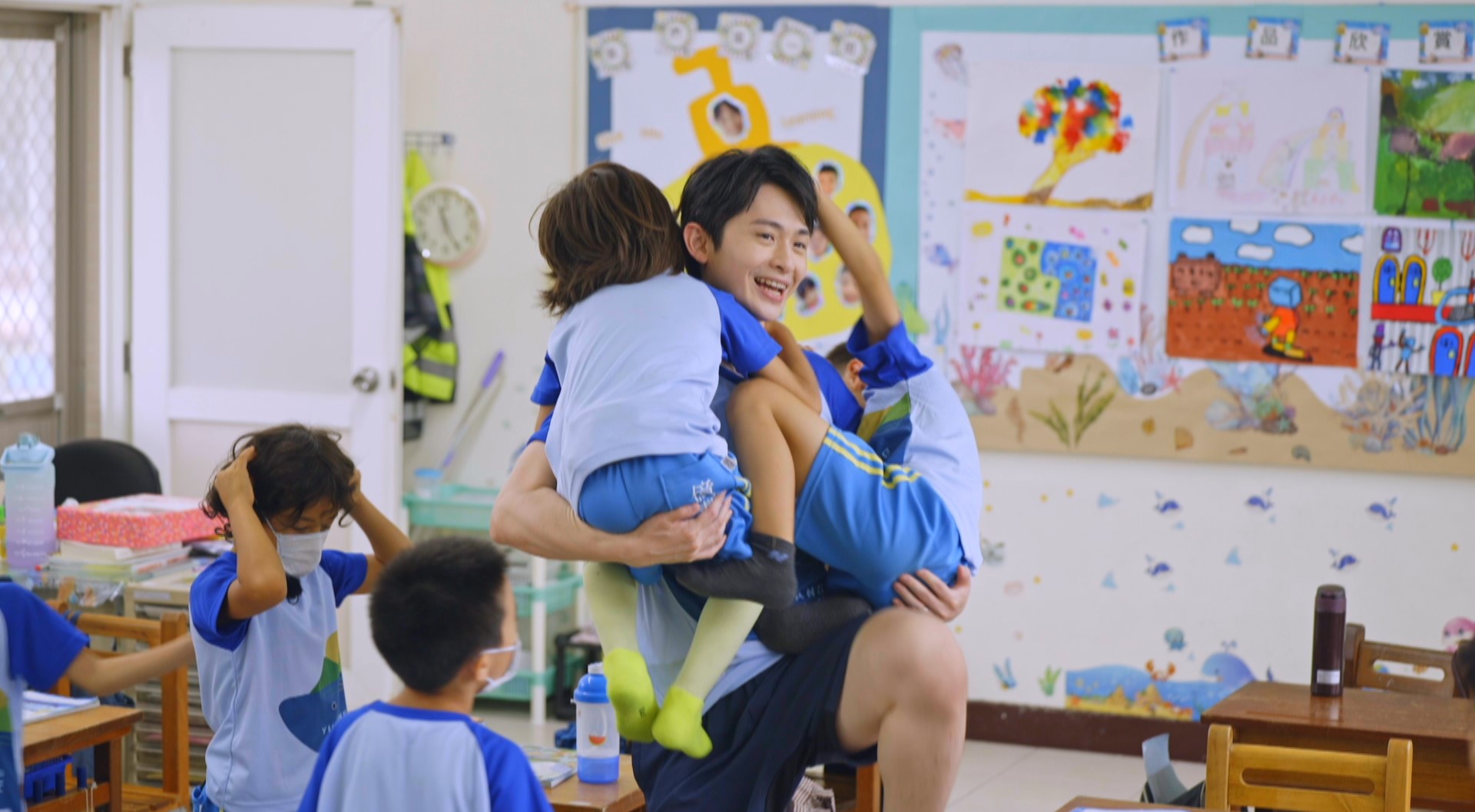 小學生爬上身、頭上放碎石花草　博恩「上課比下課還累」哀嚎：這是霸凌！