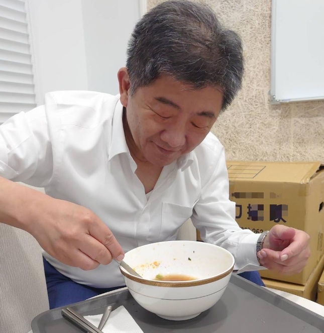 陳時中吃完泡麵轉身吃高級餐廳 網問：八萬貴在哪裡？