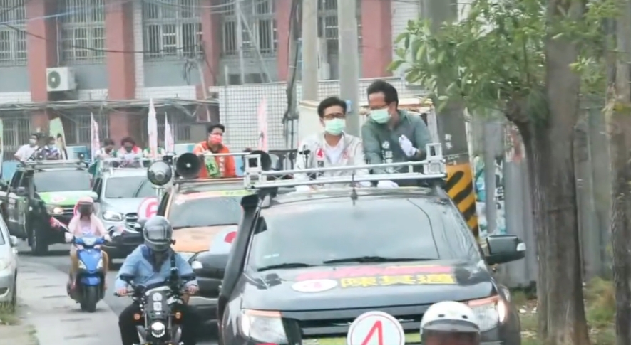 陳其邁車掃加直播 拜票順便推銷特色漁產