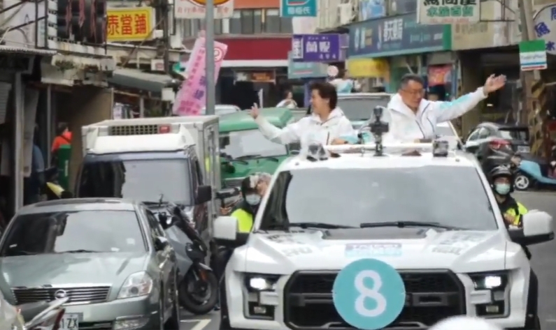 柯P偕同黃珊珊車掃 盛讚偉大市民是城市主人