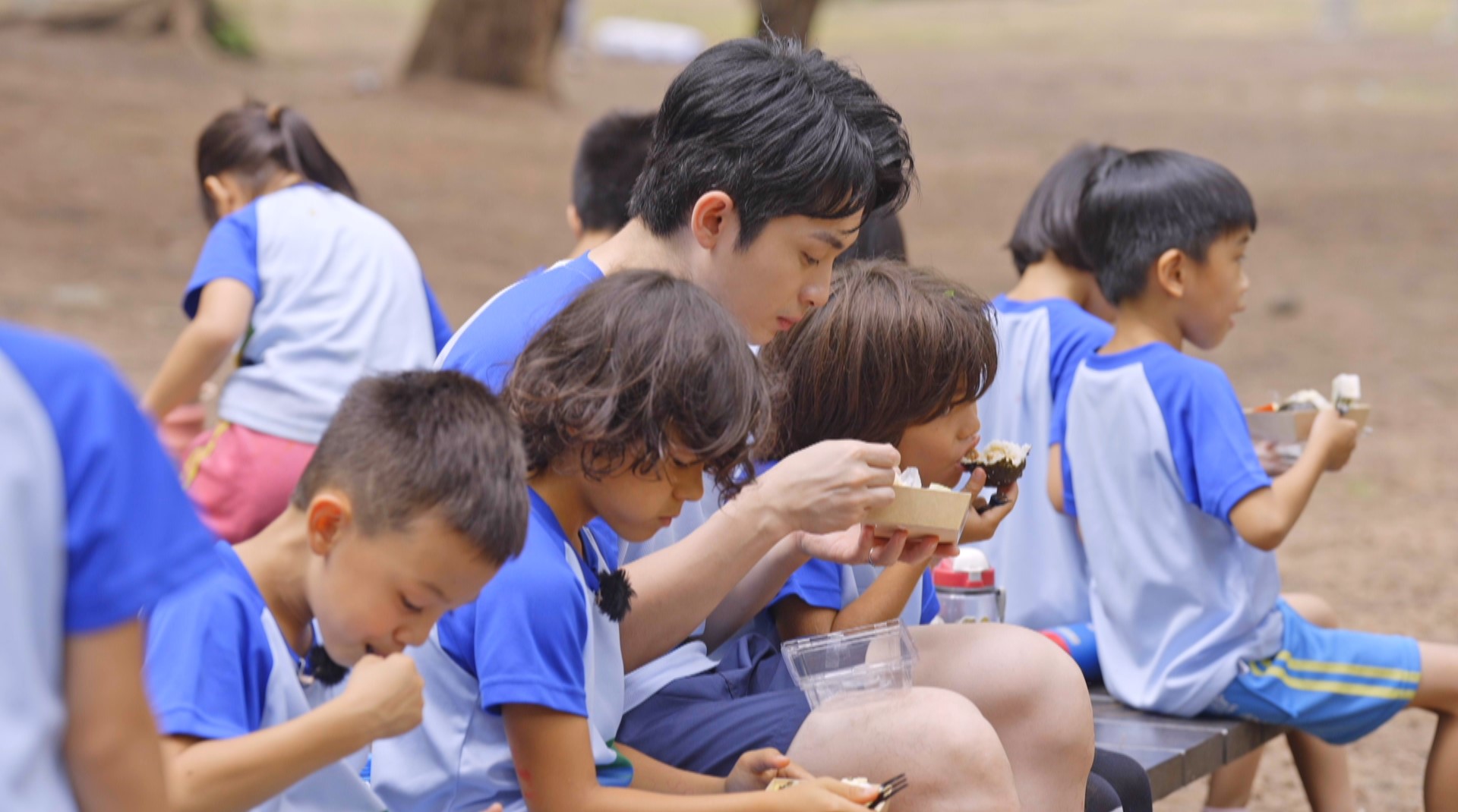 小學生爬上身、頭上放碎石花草　博恩「上課比下課還累」哀嚎：這是霸凌！