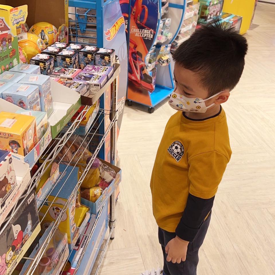 男星4歲兒「超狂話術」拐他去玩具店　網笑翻：遇到詐騙