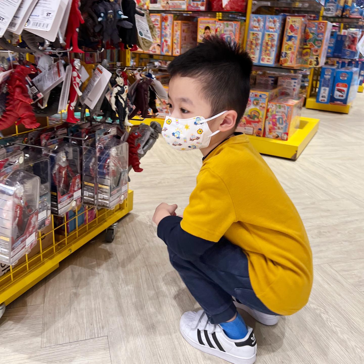 男星4歲兒「超狂話術」拐他去玩具店　網笑翻：遇到詐騙