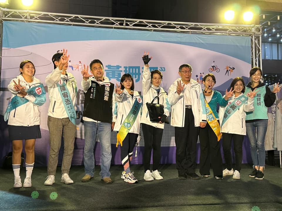 黃珊珊騎乘台北12區 柯文哲送公事包傳承