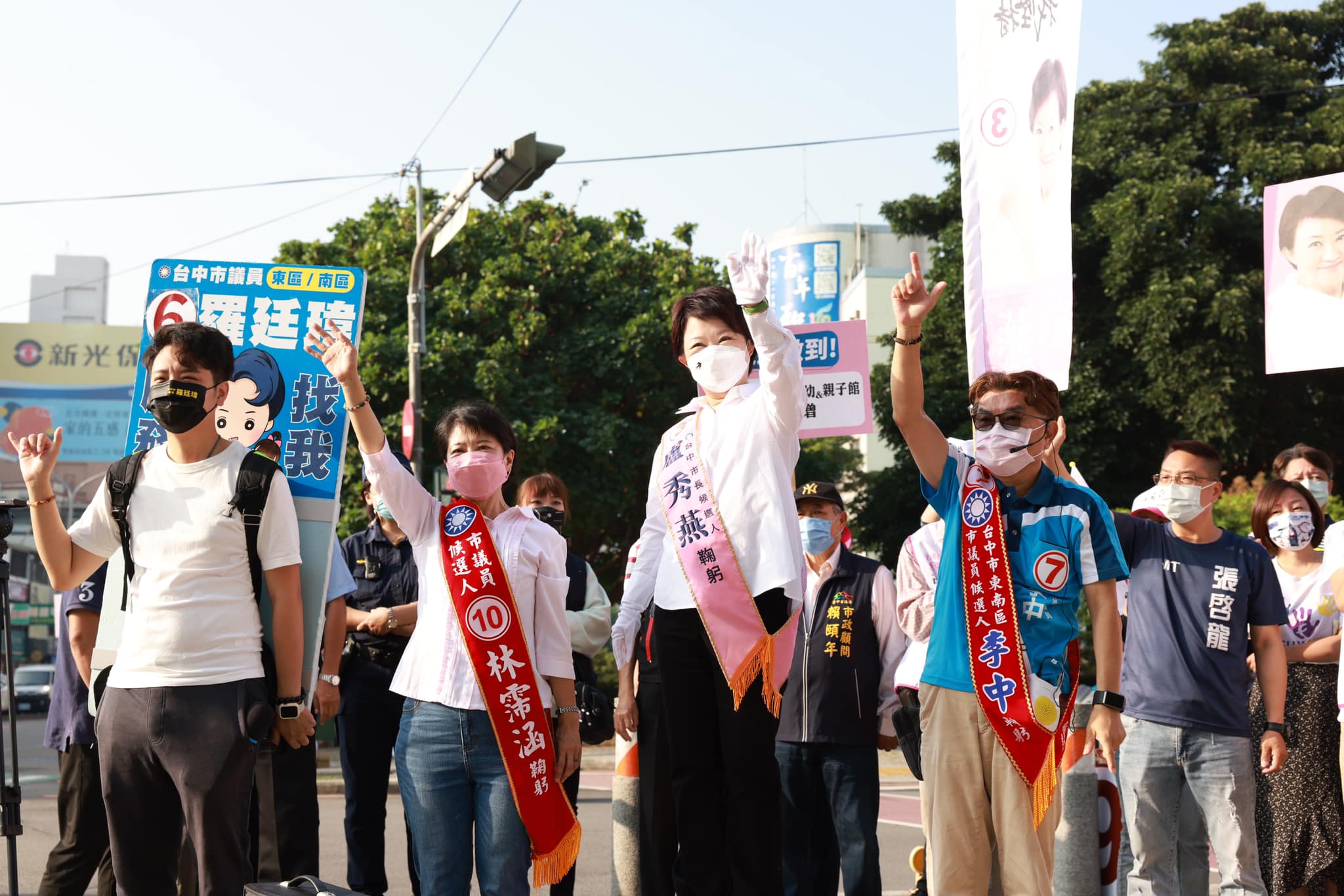 盧秀燕站路口拜票 民眾比號碼手勢熱情回應