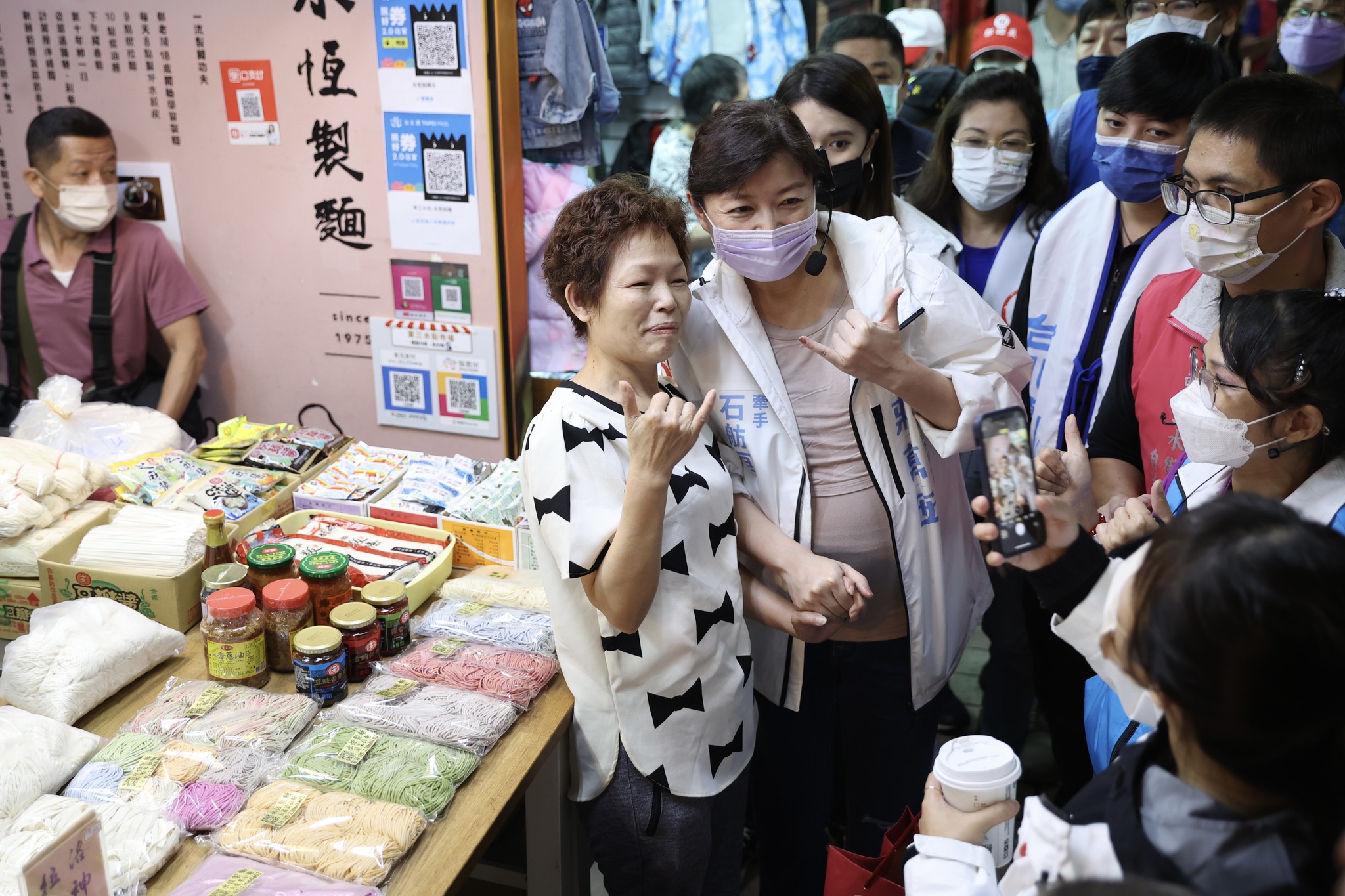 蔣萬安太太石舫亘 赴深綠萬華掃街 攤商送禮搶合照