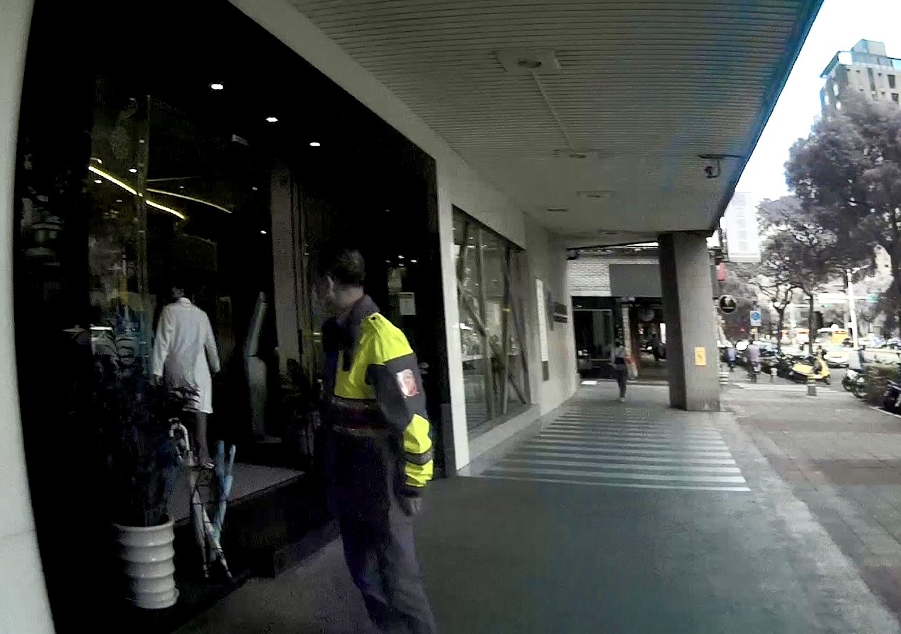太太臨盆遇塞車！他搖車窗揮手求救　保大警急開道6分鐘到院順產