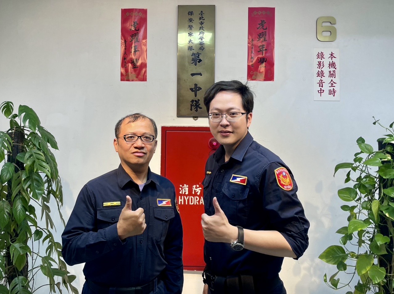 太太臨盆遇塞車！他搖車窗揮手求救　保大警急開道6分鐘到院順產