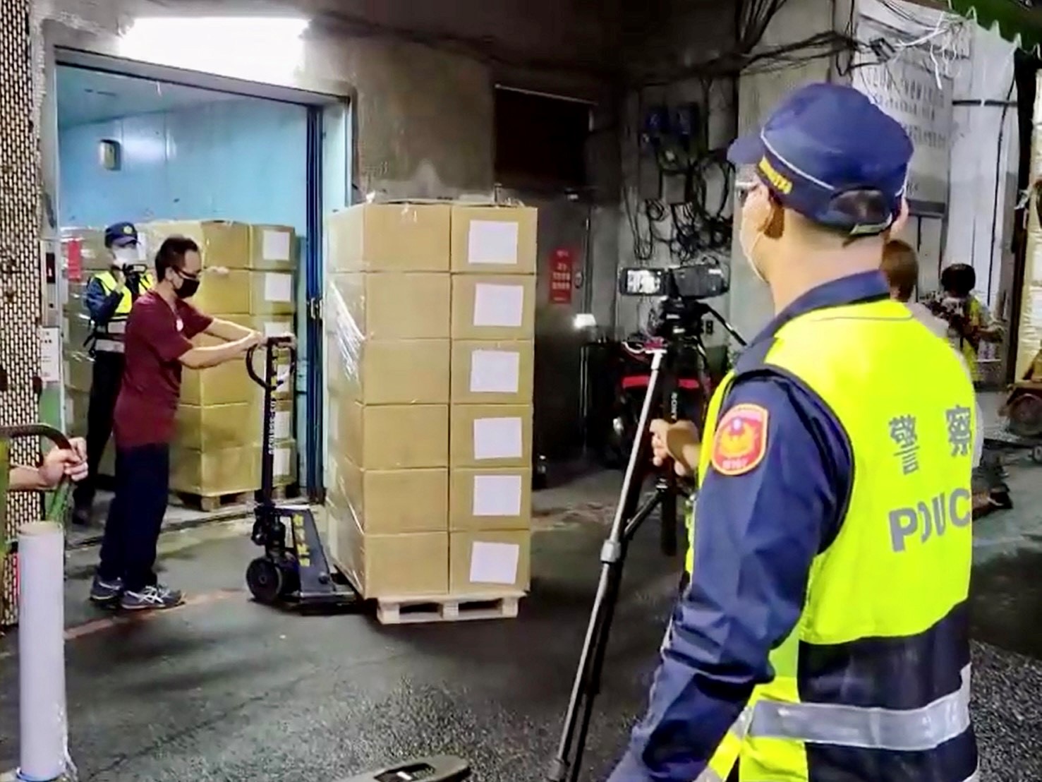 投票日在即！北市保大警嚴密「護票」防外流　印刷廠周邊重兵戒備