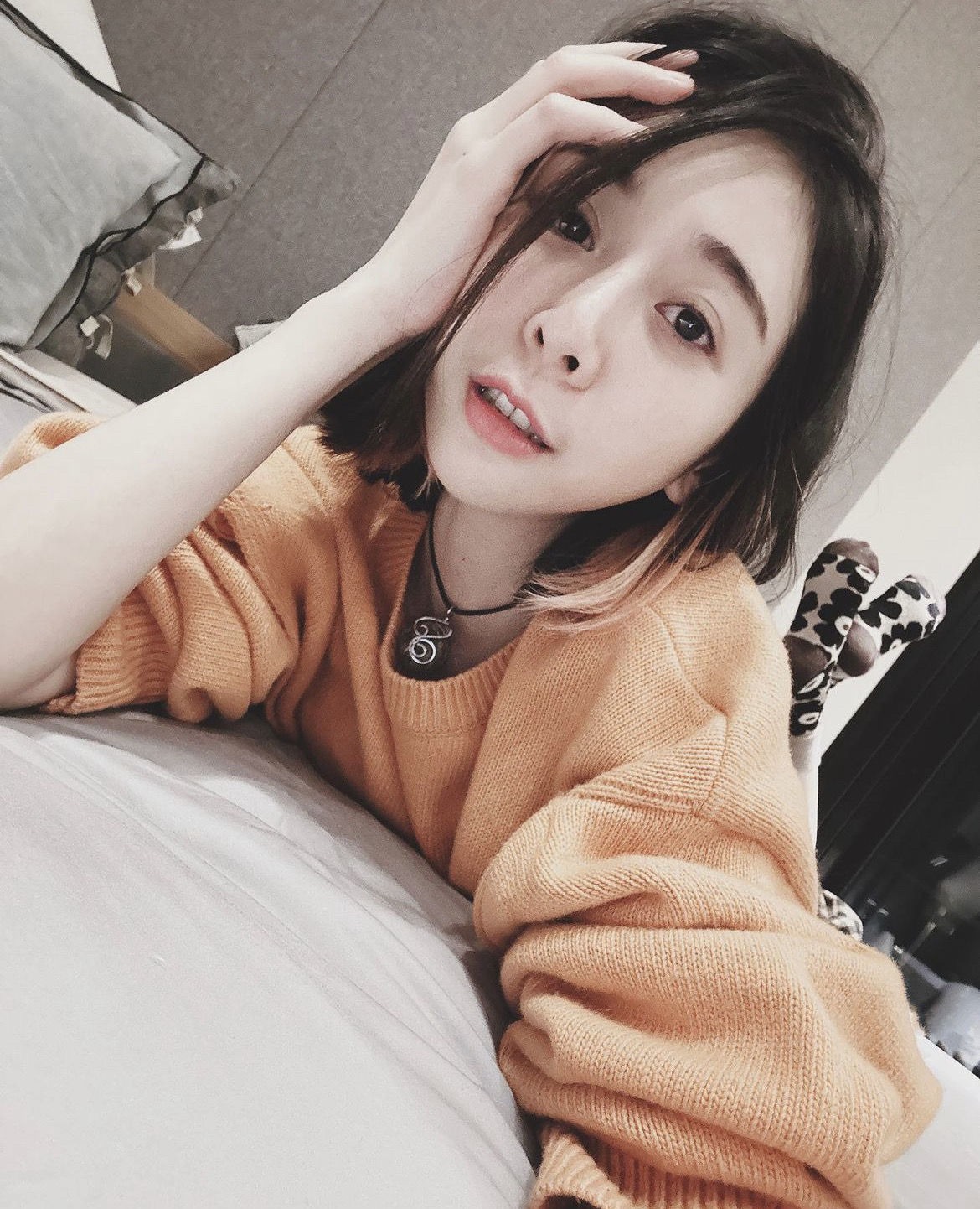 一陣狂風Albee「上衣遭吹翻蓋住臉」⋯路人全看光：一顆南瓜
