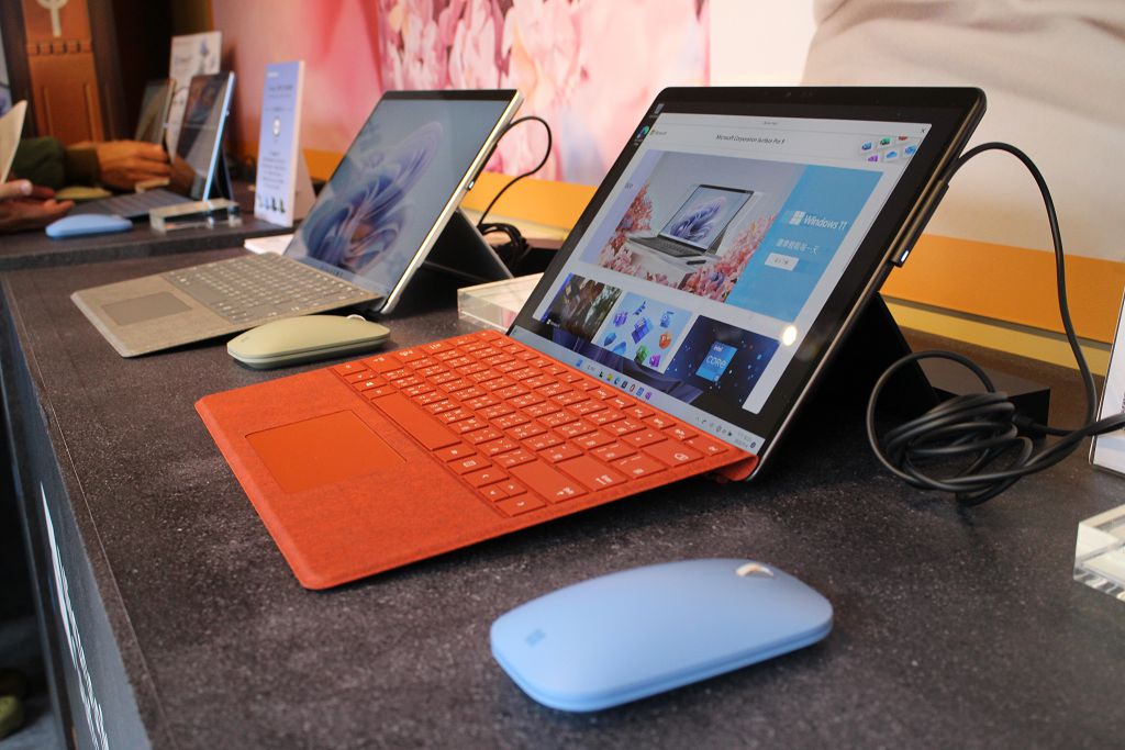 微軟 Surface 新品攜手《黑豹 2：瓦干達萬歲》　台北三創打造汎合金聚落限時體驗