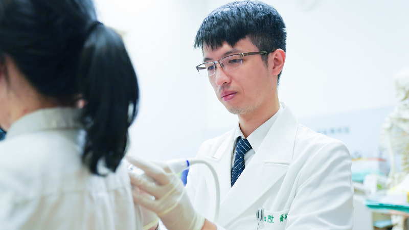 4旬婦「五十肩」疼痛難耐！透過「這治療」2個月內就康復