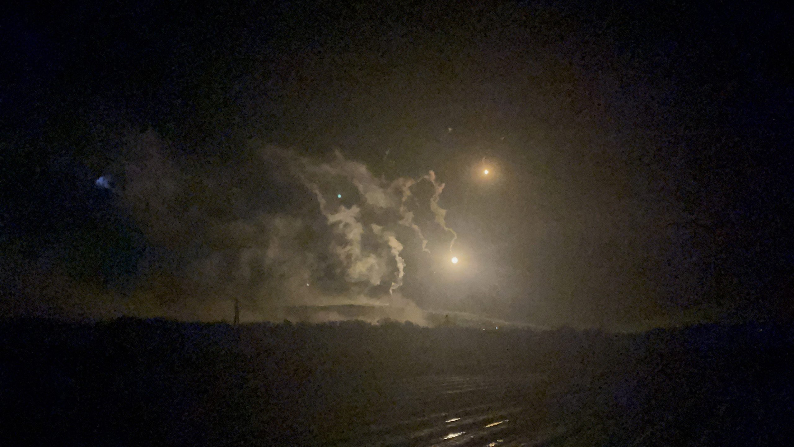 影/陸軍六軍團269旅聯勇操演「夜攻」火力四射劃破夜空