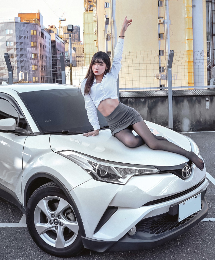 天使臉蛋魔鬼身材！「美術系女神」梗梗文藝兼具性感