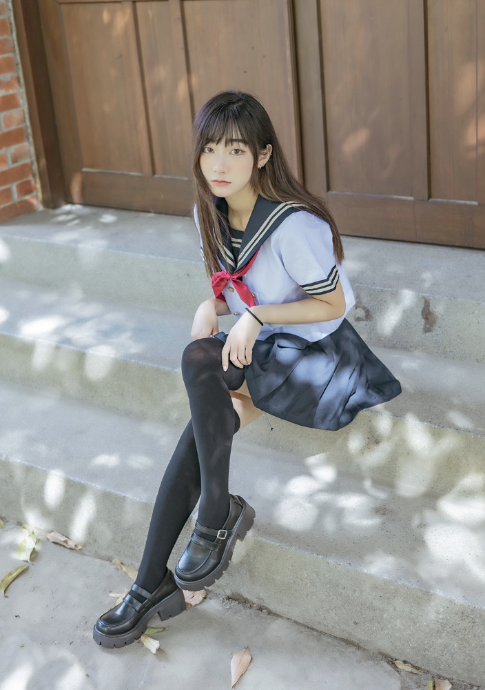 天使臉蛋魔鬼身材！「美術系女神」梗梗文藝兼具性感