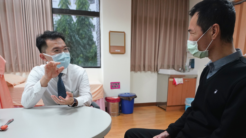 男子衝浪釀四肢癱瘓！透過「晶片刺激治療」成功再站起來