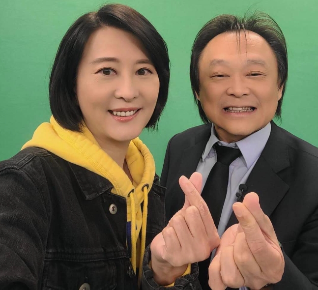 王鴻薇揪王世堅合照 促蘇貞昌下台是共同目標