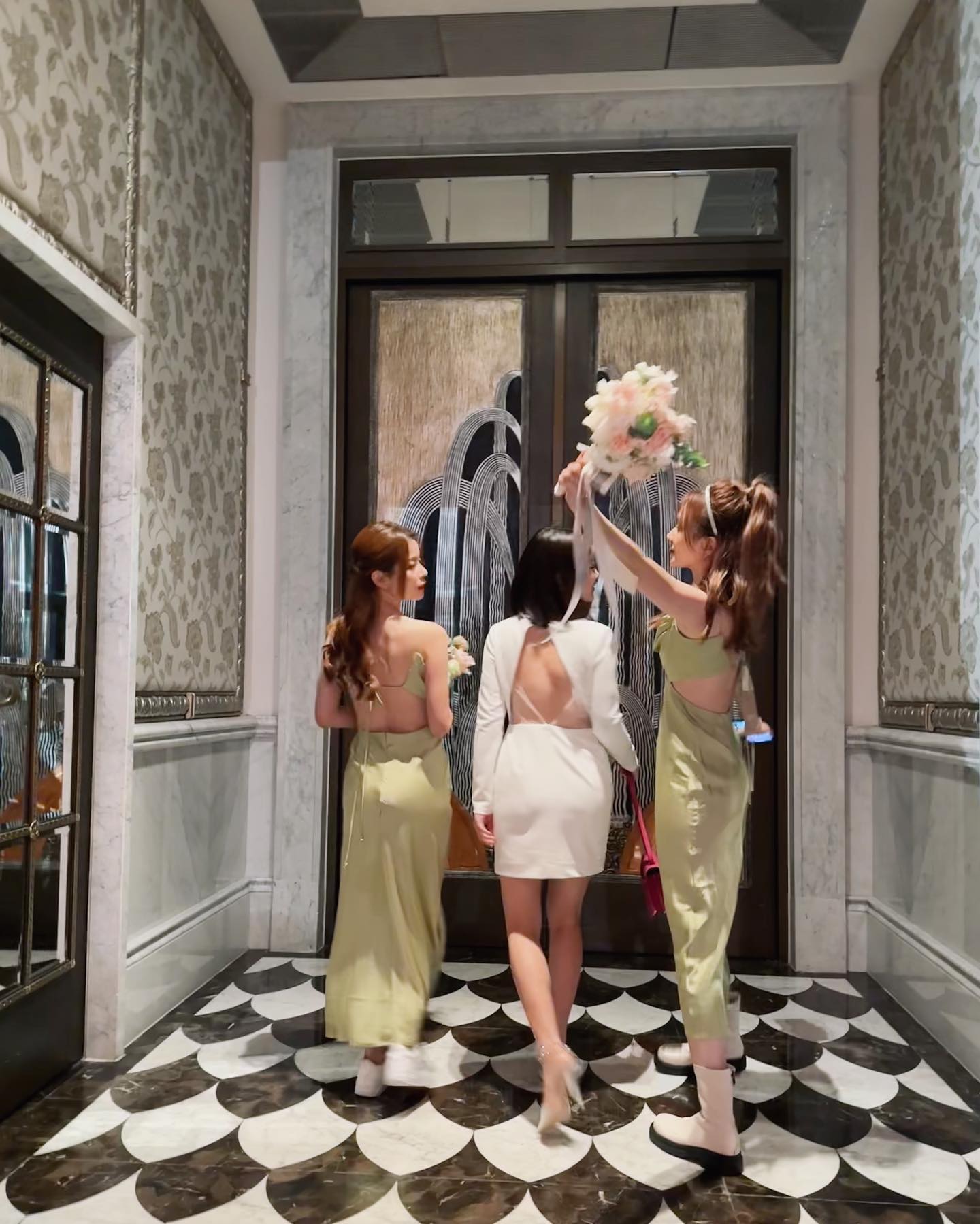 李佳穎罕見火辣登場！深V+大露美背　王淨摸胸驚呆：好大