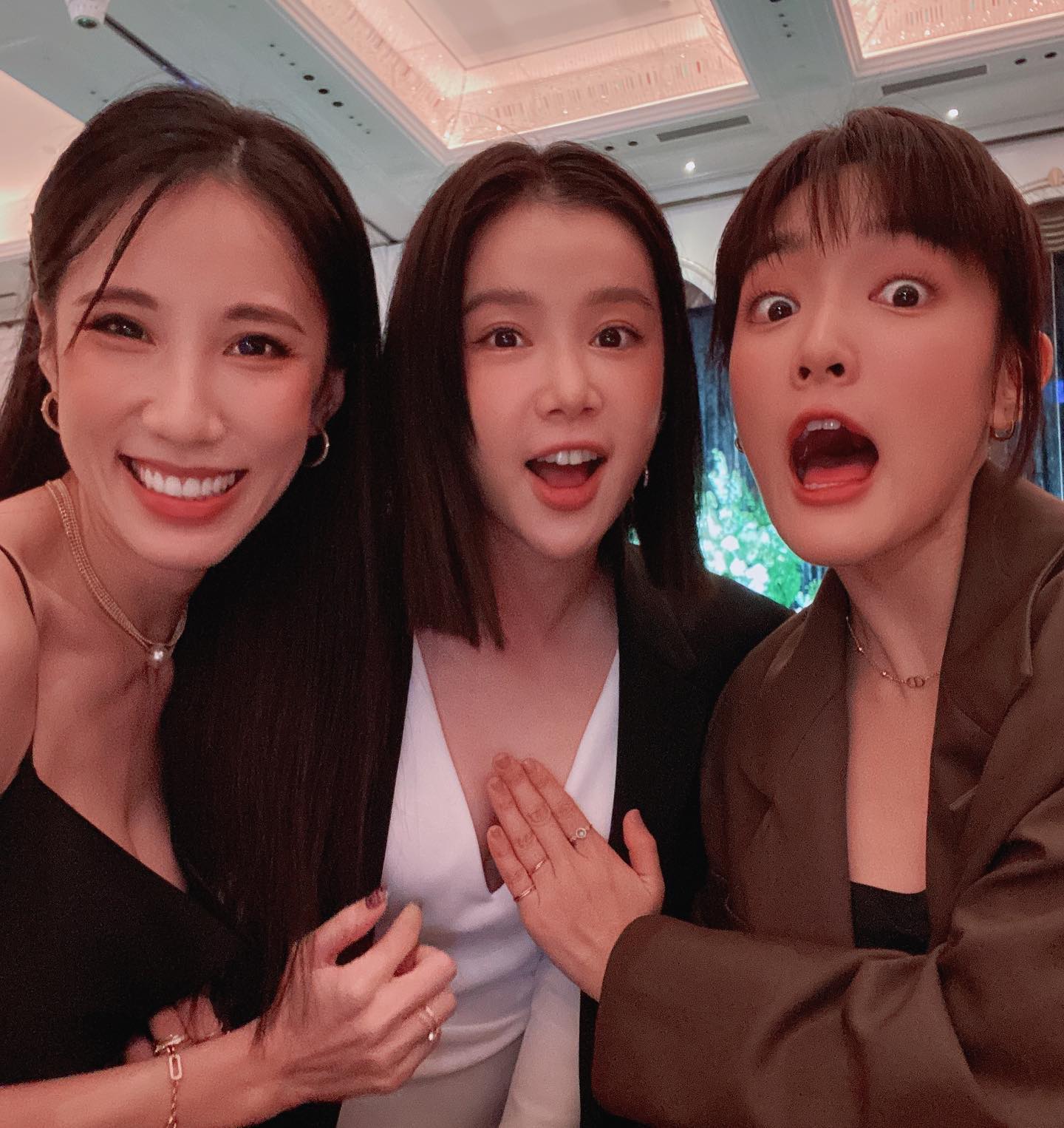 李佳穎罕見火辣登場！深V+大露美背　王淨摸胸驚呆：好大