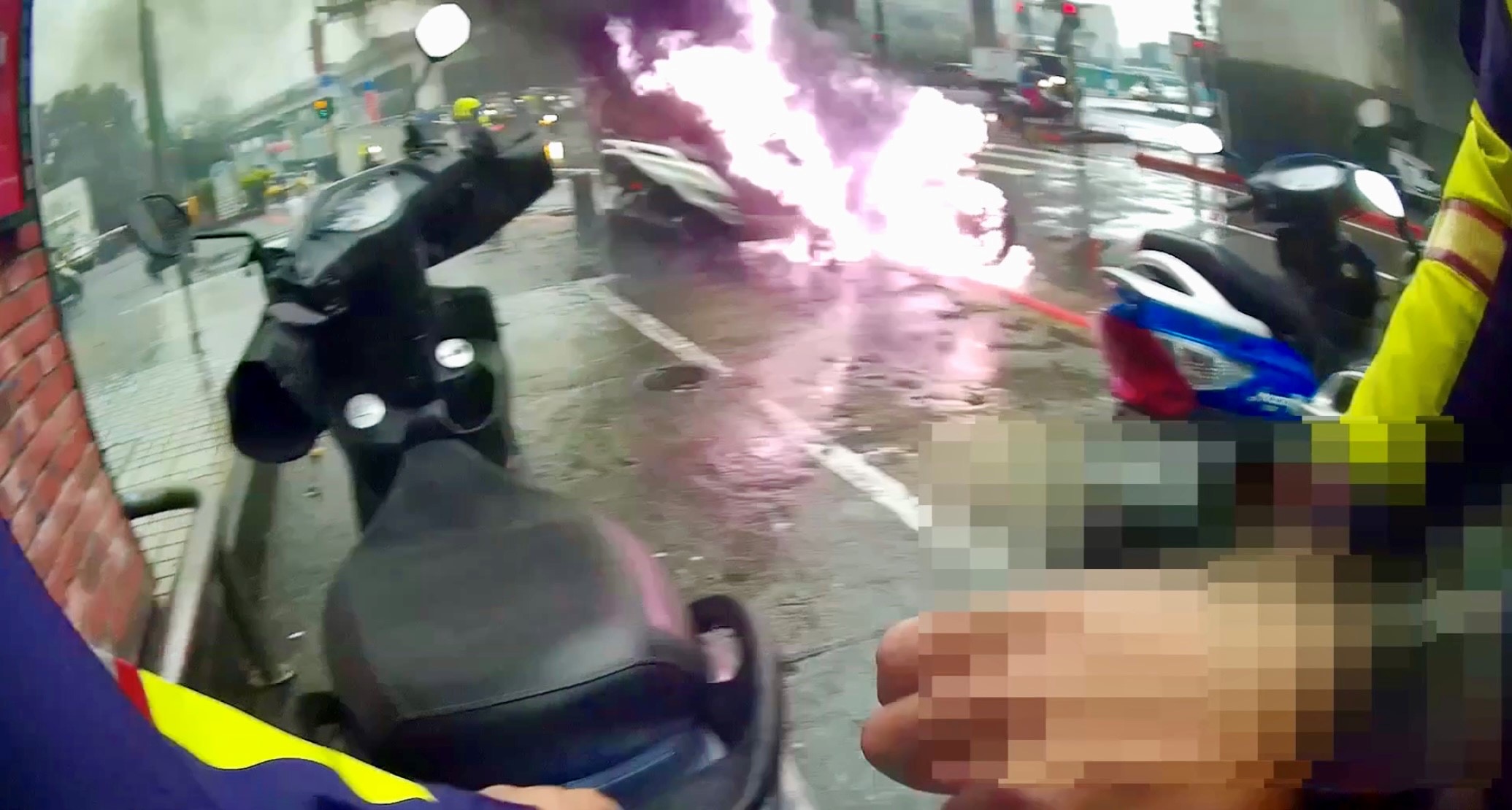 路檢突遇火燒車！保大勇警徒手搬機車阻大火延燒