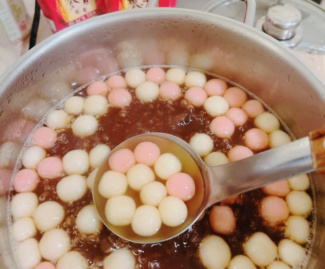 冬至煮「紅白小湯圓」用什麼當湯底？　網大推這選項：很解膩！