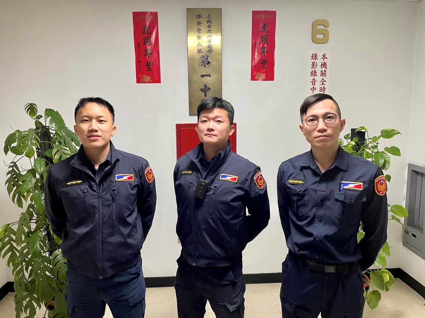 路檢突遇火燒車！保大勇警徒手搬機車阻大火延燒