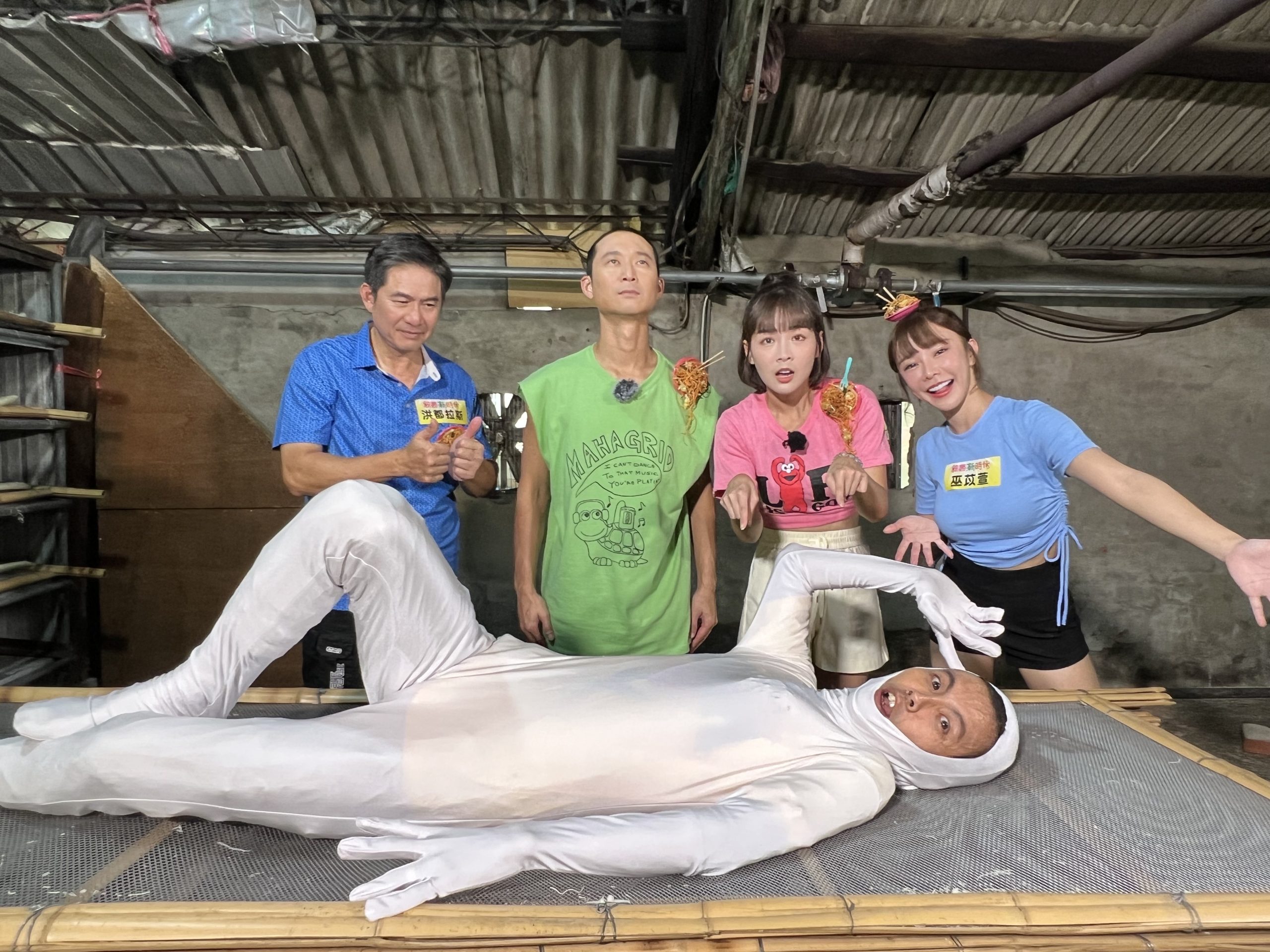阿翔白色緊身衣躺木板討奶喝　浩子自告奮勇「親自哺乳」遭拒
